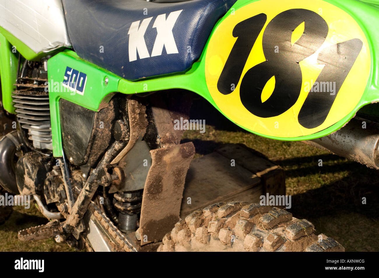Schlammig Vintage lindgrün 1981 Kawasaki Motocross KX500 KX 181 mit knubbeligen Reifen Reifen Twin-Shock Dirt Bike MX Moto-X Kotflügel Stockfoto