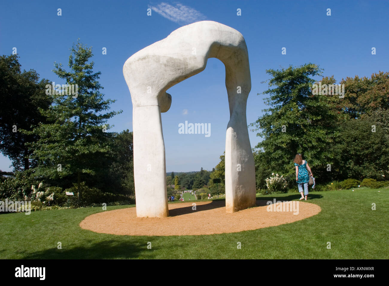 Der Bogen von Henry Moore bei RHS Wisley Gärten Woking Surrey England UK Stockfoto