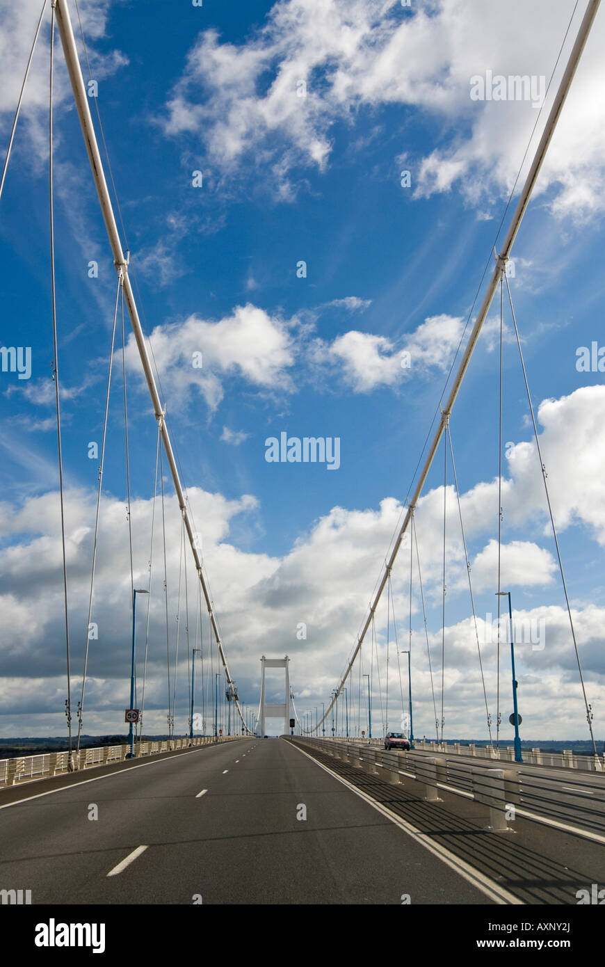 Vertikale Nahaufnahme von den weißen Trägern im Zentrum von der ursprünglichen Severn Brücke [Pont Hafren] an einem sonnigen Tag Stockfoto