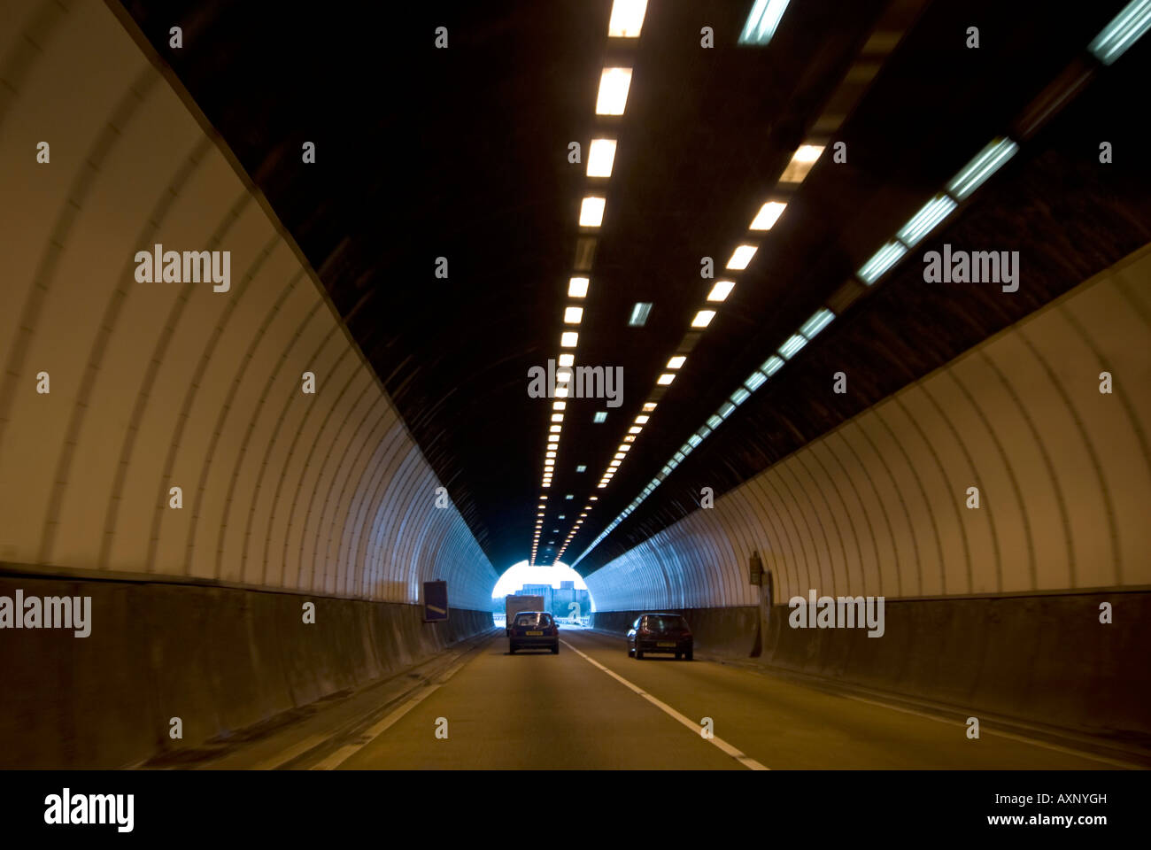 Horizontalen Weitwinkel die M4-Autobahn in Wales durch die Brynglas Tunnel befahren. Stockfoto