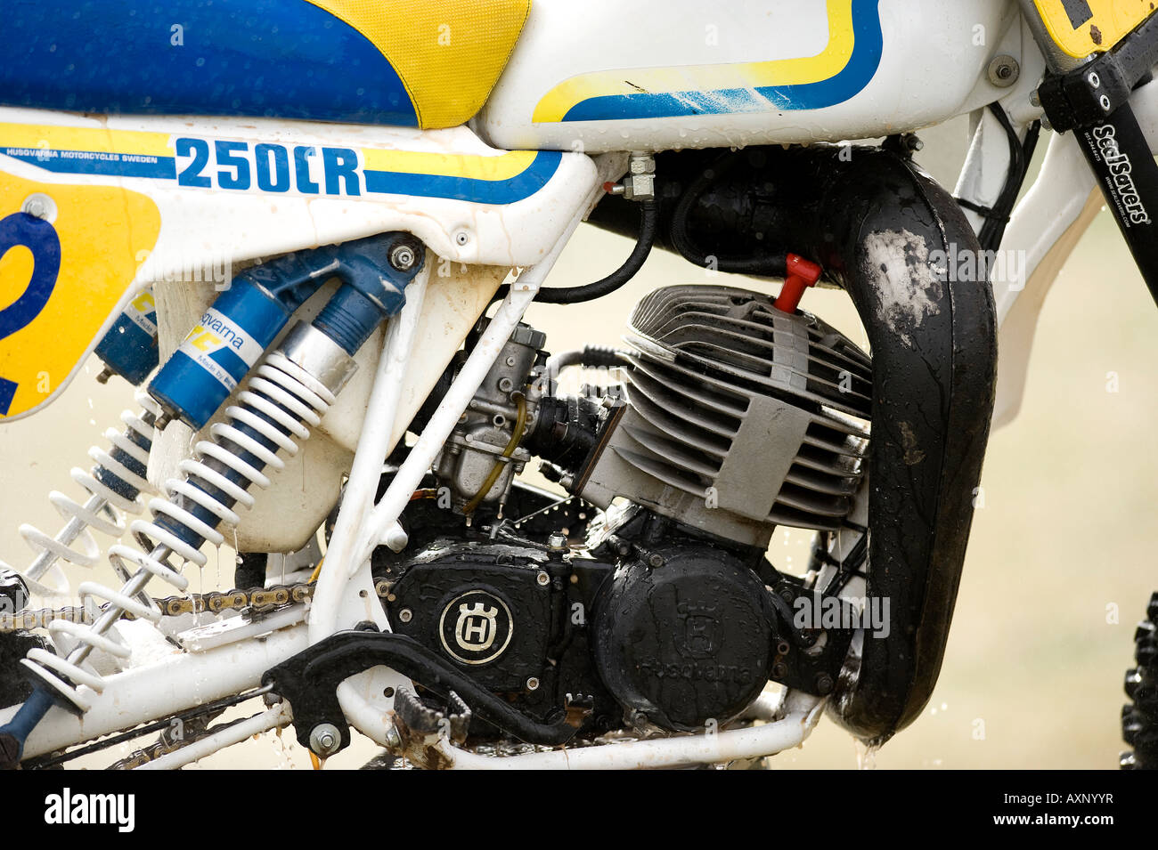 Twin-Shock Vintage Motocross schlammigen Vintage 250CR Husqvarna Husky Motocross mit knubbeligen Reifen Reifen Twin-Shock Dirt Bike MX Stockfoto