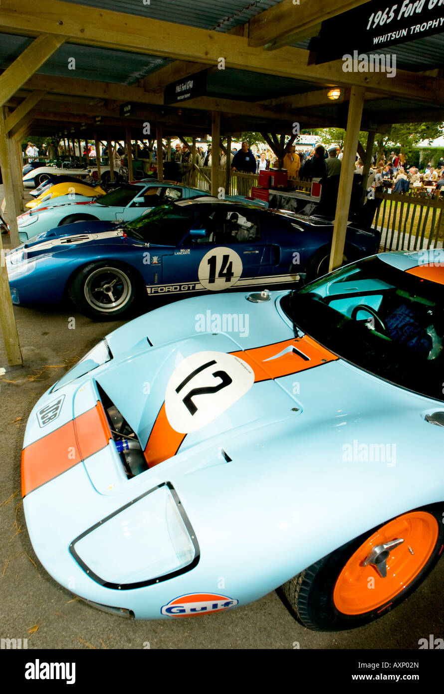 Nr. 12-Platte auf historischen Vintage classic Nostalgie Ford GT40 racing Formel 1 F1 Auto Automobil in blau orange Streifen Stockfoto