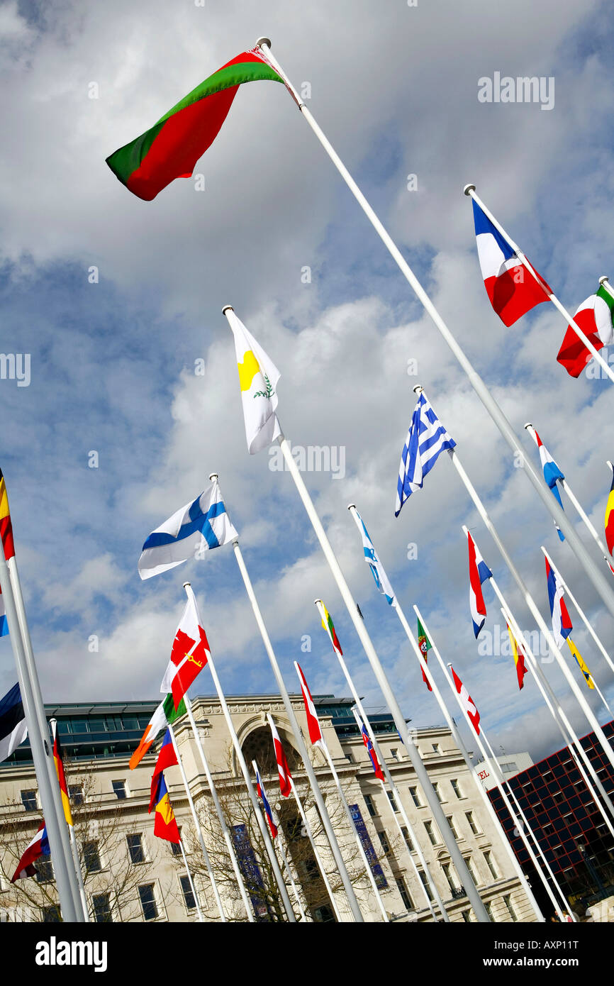 Internationale Fahnen außerhalb von Baskerville House Centenary Square Birmingham UK Stockfoto
