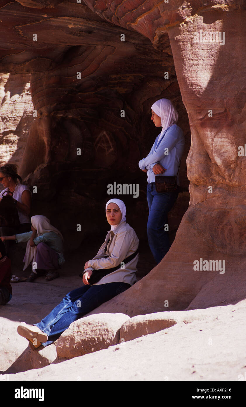 Frauen Ruhe im Schatten in einem der Tausenden von Höhlen Petra Jordan Stockfoto