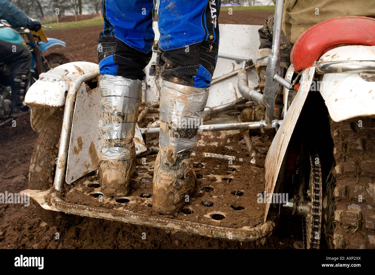 Rohr mit Klebeband Stiefel Sidecar Dirtbike Motocross Racer Rennen Passagier Teamarbeit Schlamm schlammigen Vintage Twin-Shock-Mx sidehack Stockfoto