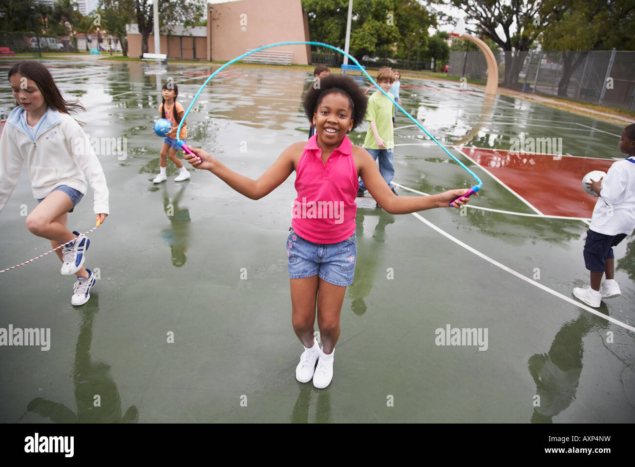 Multi-ethnischen Kinder spielen im Stadtgebiet Stockfoto