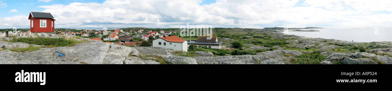 Rote Hütte auf einem Hügel mit Blick auf den Ozean bei Vrångö Insel in den Schären von Göteborg Schweden Stockfoto