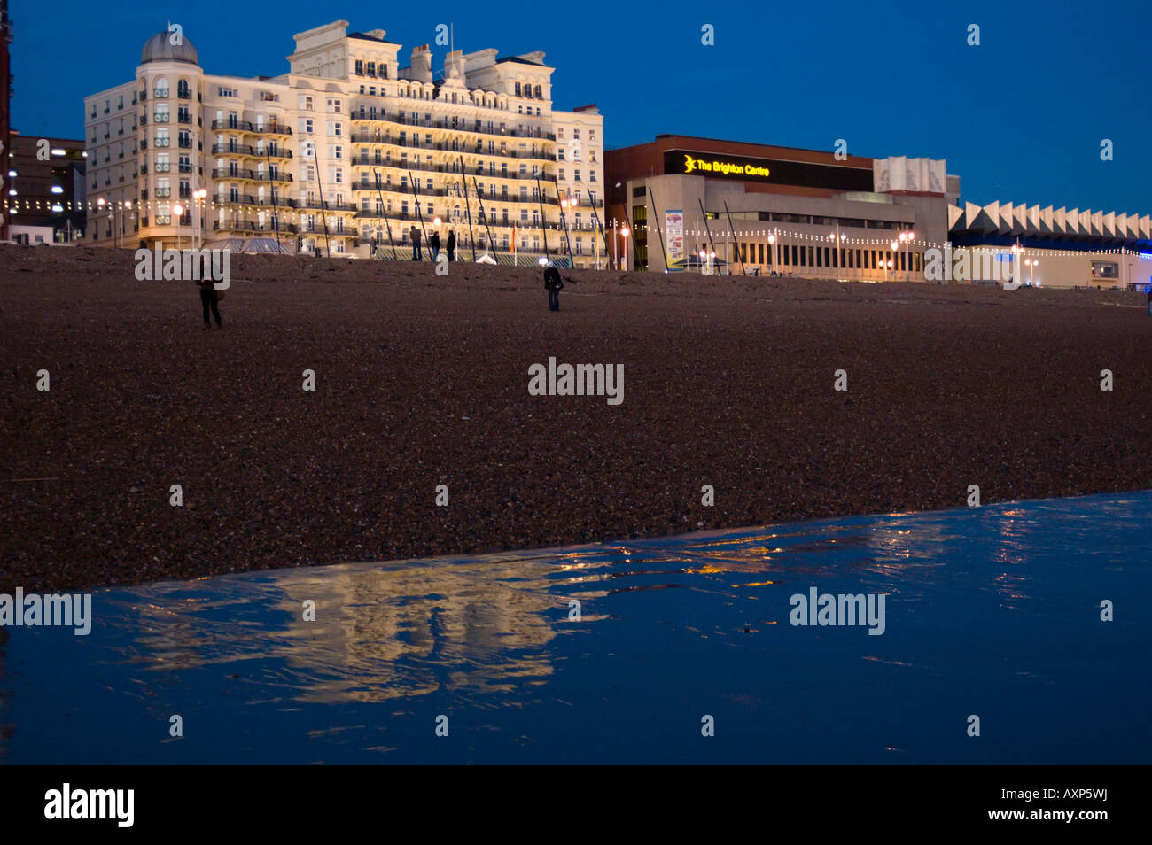 Brighton Seafront in der Abenddämmerung Stockfoto