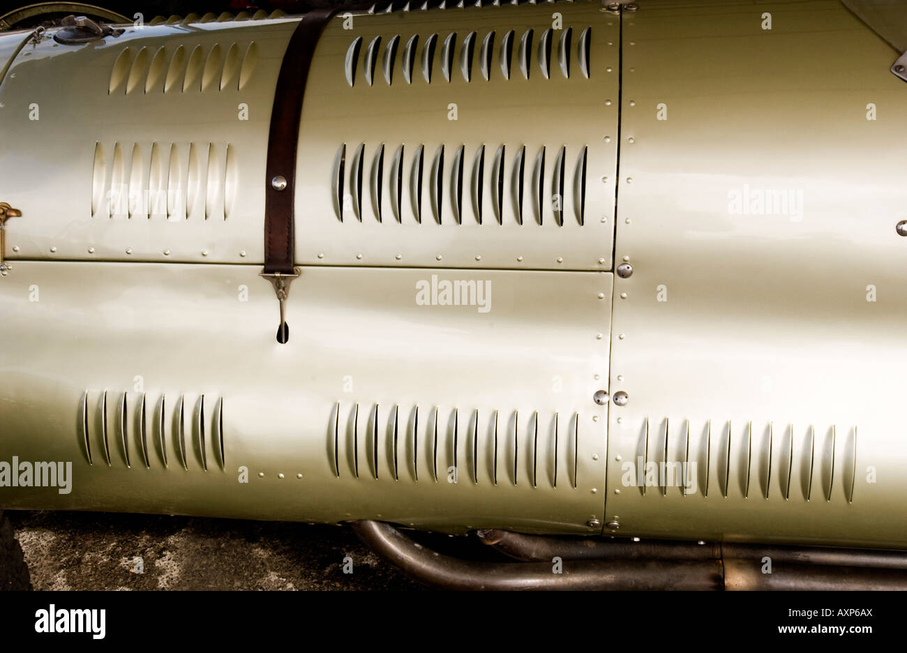 Gestrichene Motorhaube Haube entlüftet auf historischen Nostalgie Retro-classic Racing Auto Formel 1 Geschwindigkeit macht Stockfoto