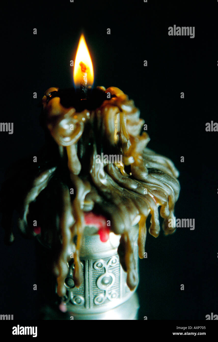 Eine brennende Kerze mit rieselt der geschmolzene Wachs Nahaufnahme  Stockfotografie - Alamy