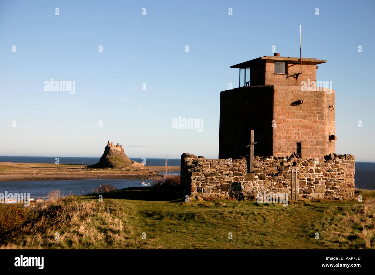 Küstenwache Station und Lindisfarne Castle Holy Island Northumberland England Stockfoto