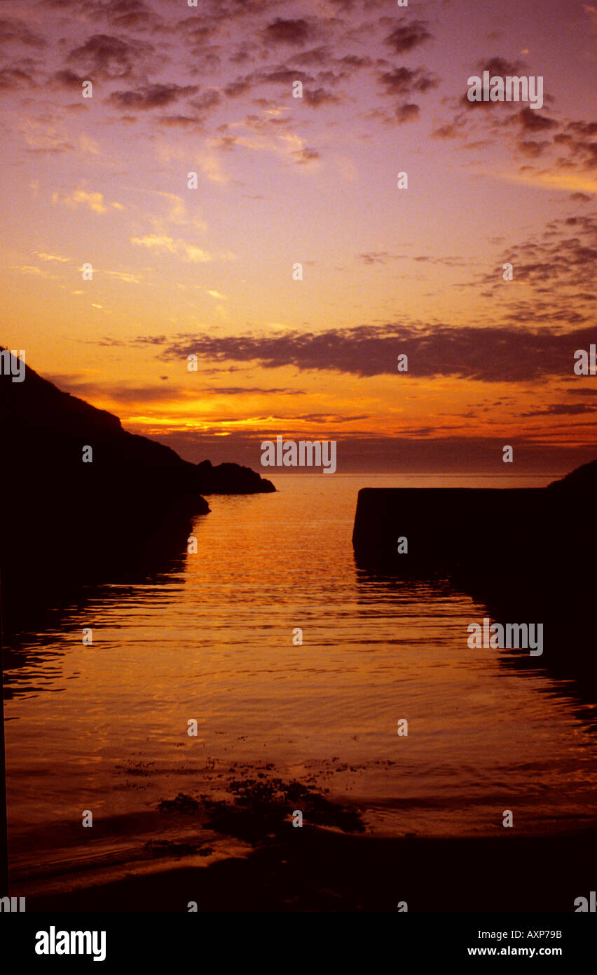 Sonnenuntergang über dem Hafen von still und ruhig Sommerabend Stockfoto