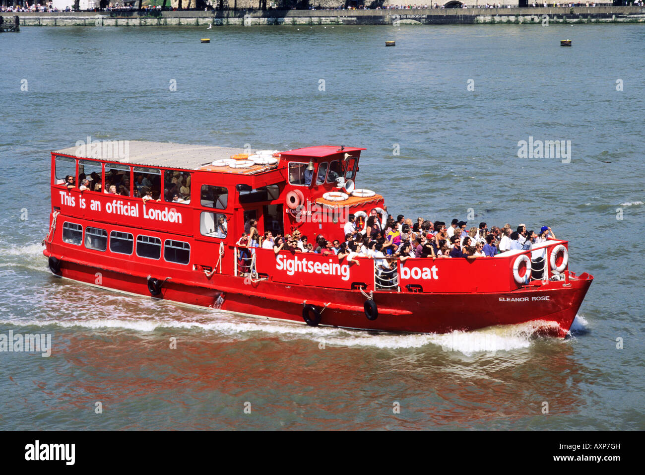 Sightseeing-Boot Fluss Themse London Touristen Sehenswürdigkeiten offiziellen roten Start England UK Reisen Urlaub Tourismus Stockfoto