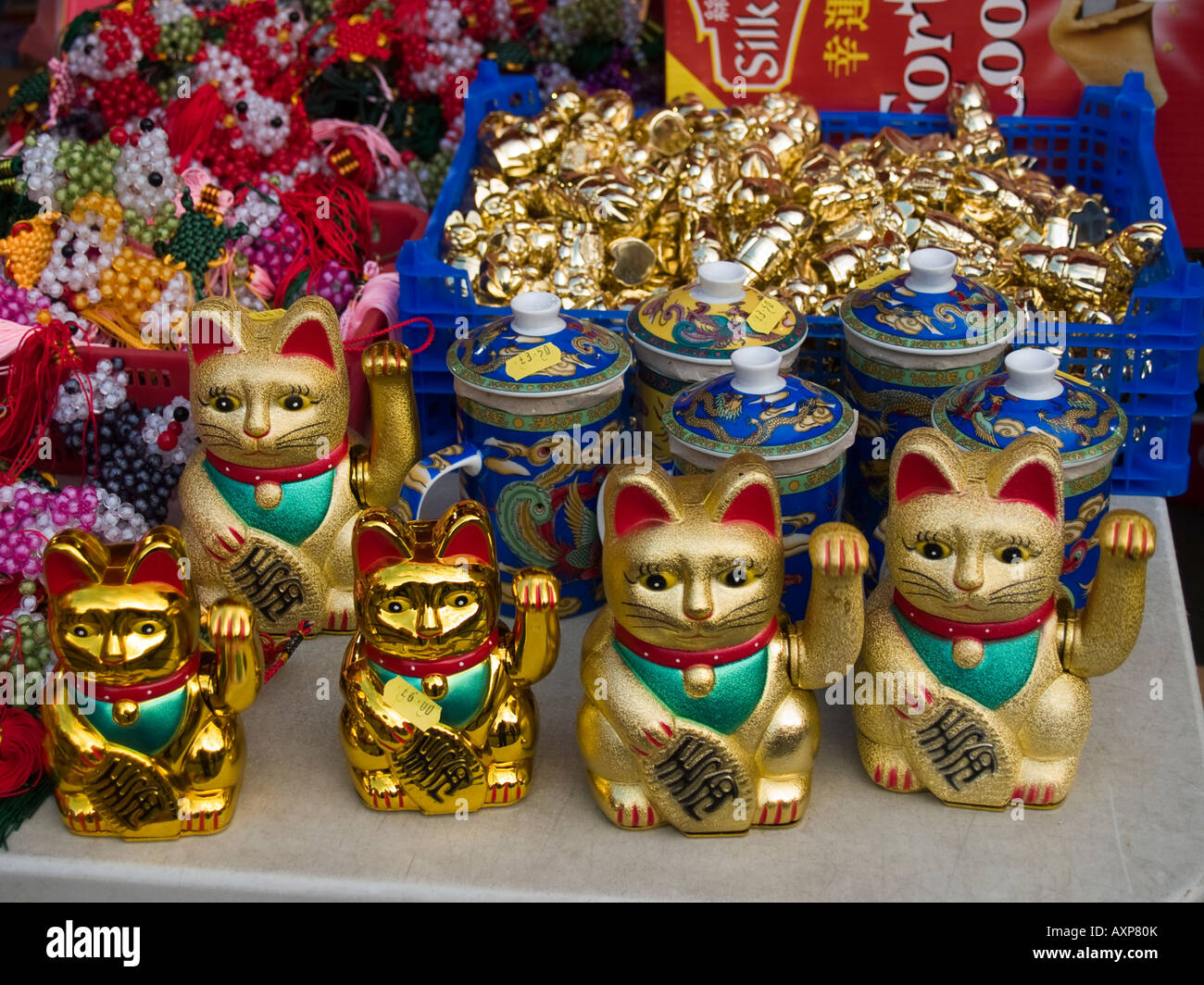 Reihe von Hello Kitty winken auf einen Stall in Chinatown Stockfoto