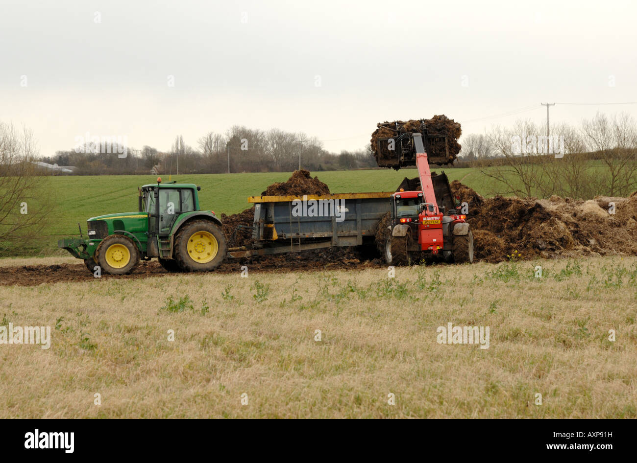 Dreck im zeitigen Frühjahr zu verbreiten. Chippenham, Cambs Stockfoto