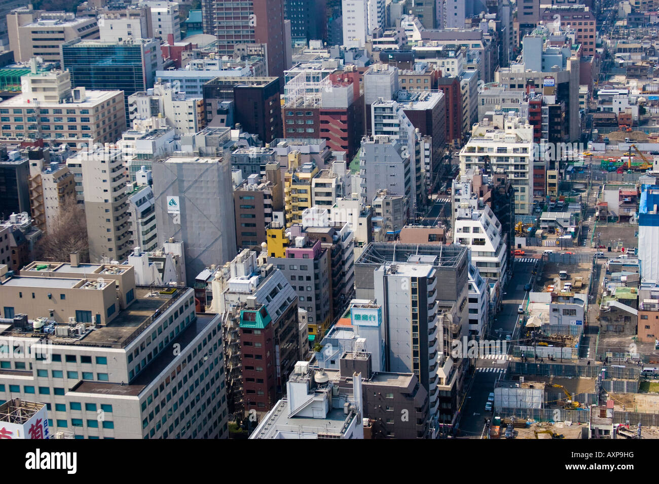 Luftaufnahme von Gebäuden der Stadt Tokio in Bezirken Shimbashi und Roppongi Stockfoto