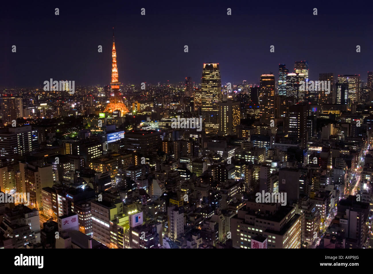 Luftaufnahme des Tokyo Tower und die Gebäude des Distrikts Roppongi der Stadt Tokio bei Nacht Stockfoto