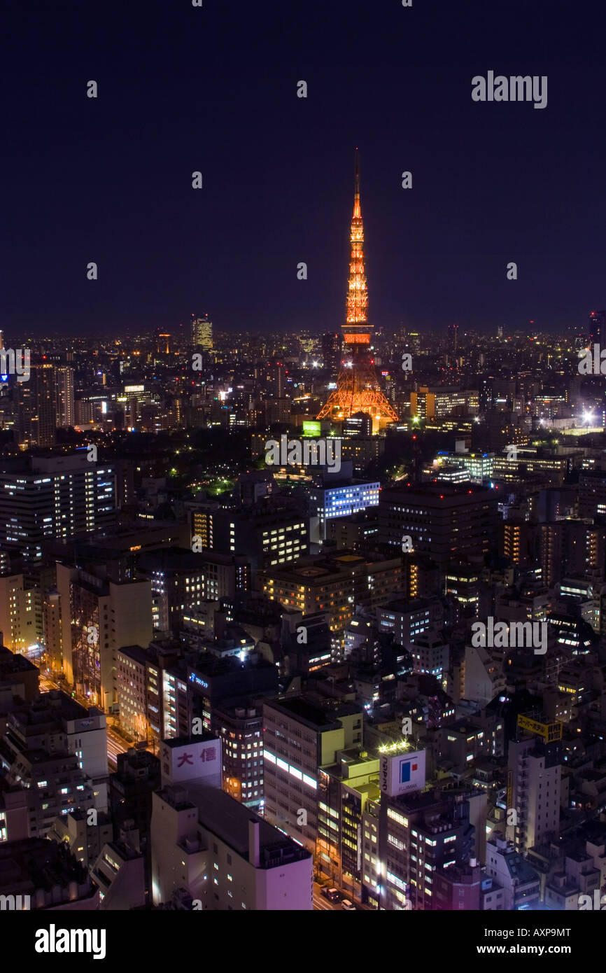 Luftaufnahme des Tokyo Tower und die Gebäude des Distrikts Roppongi der Stadt Tokio bei Nacht Stockfoto