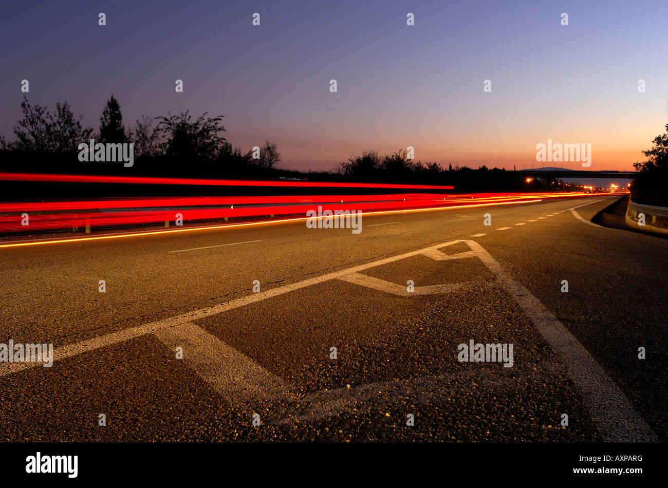 Autobahn in der Abenddämmerung Stockfoto