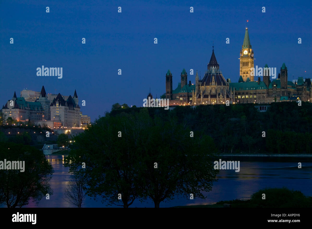 Parliament Hill aus Ottawa River Stockfoto