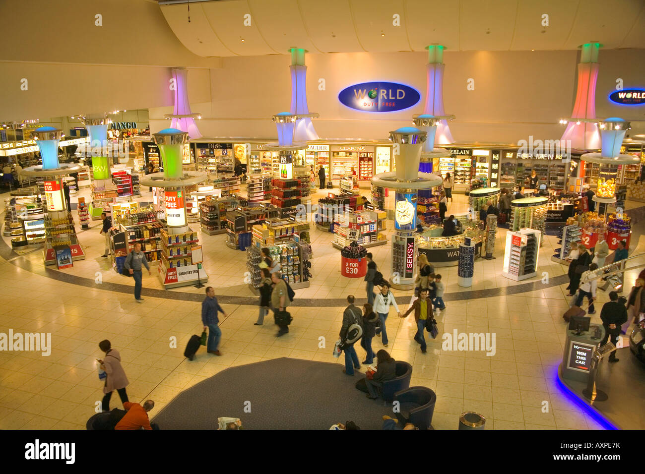 Duty Free shopping am Flughafen Gatwick in London UK Stockfoto