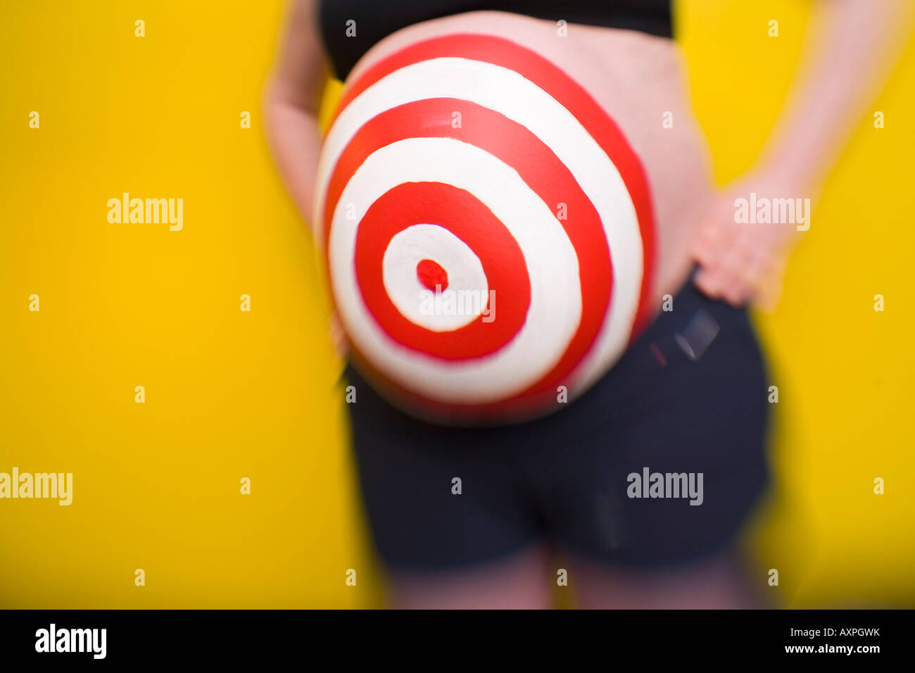 Nahaufnahme der schwangeren Frau Bauch gemalt mit * Bullseye * USA Stockfoto