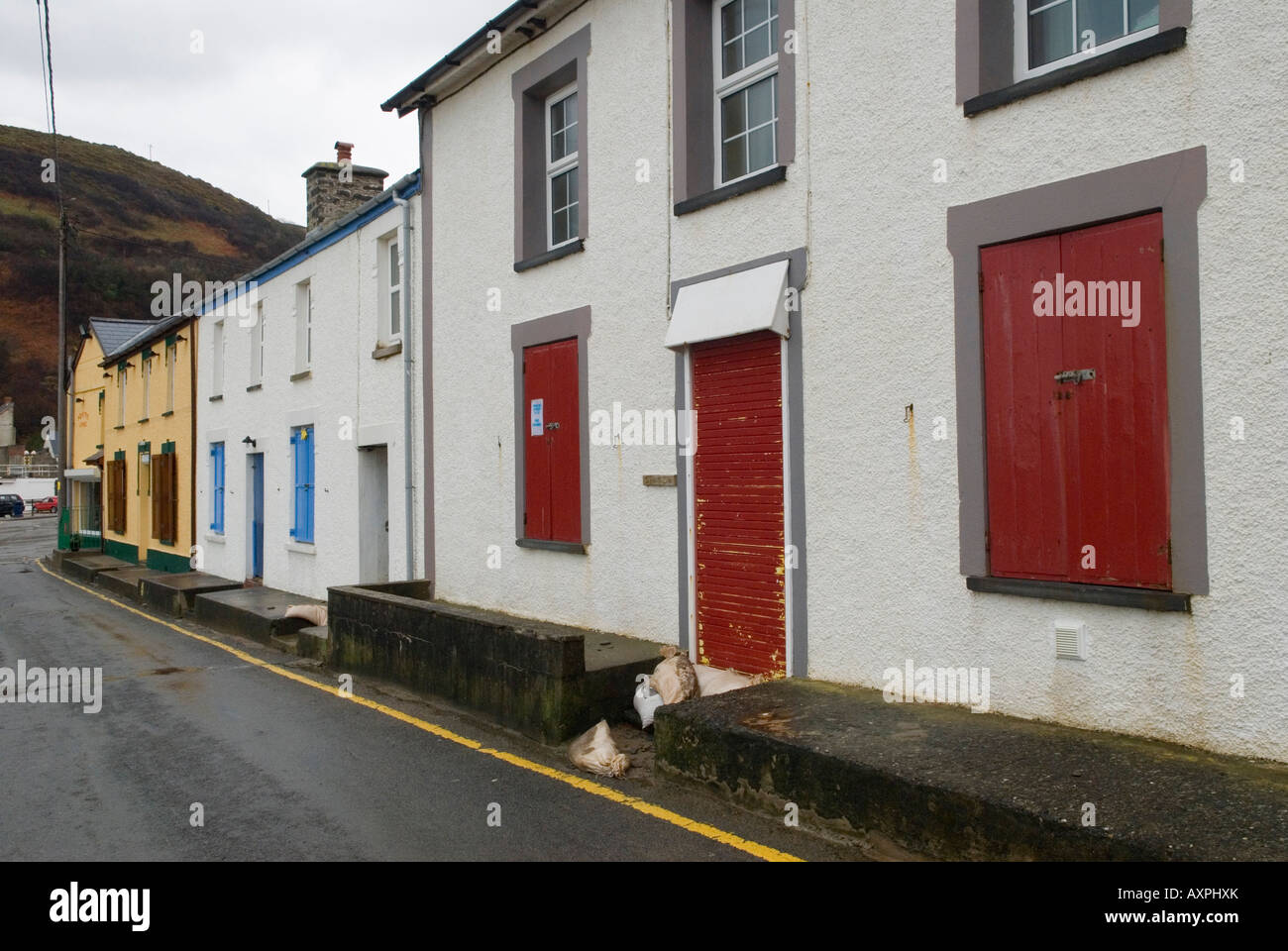 Walisische Ferienhäuser am Meer, die im Winter in Penbryn Mitte Wales eingestiegen sind.Sommer-Touristen in Großbritannien 2008 Jahre HOMER SYKES Stockfoto