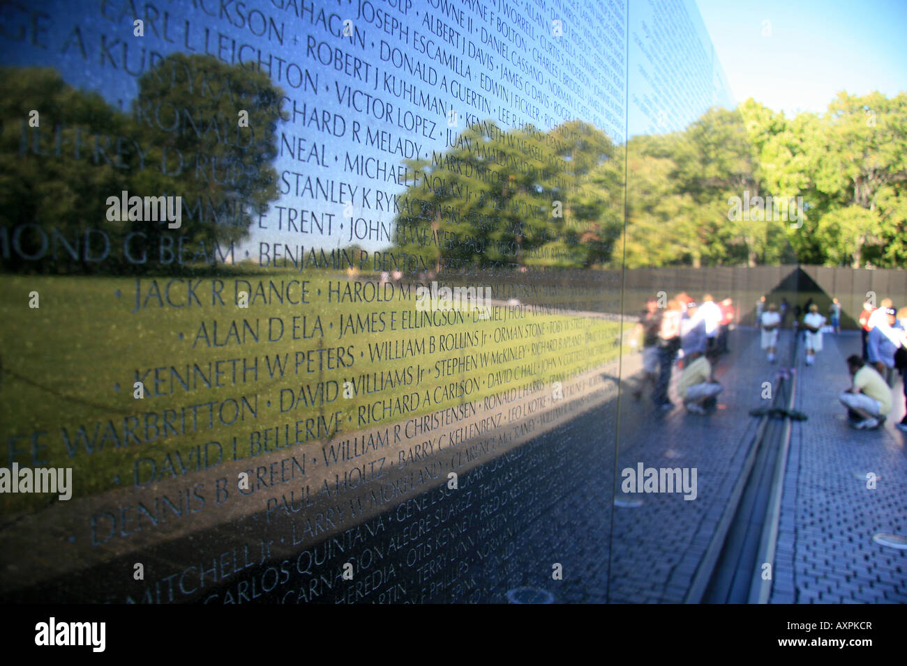 Hautnah-Ansicht und Reflexion des Vietnam Veterans Memorial Wall, Verfassung Gärten, Washington DC. Stockfoto