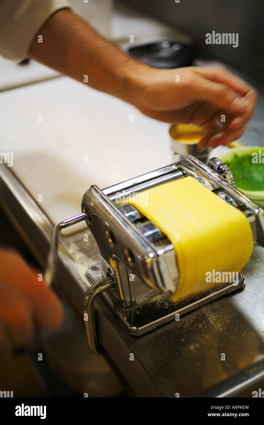 Machen eine hausgemachte Pasta mit der Nudelmaschine Stockfoto