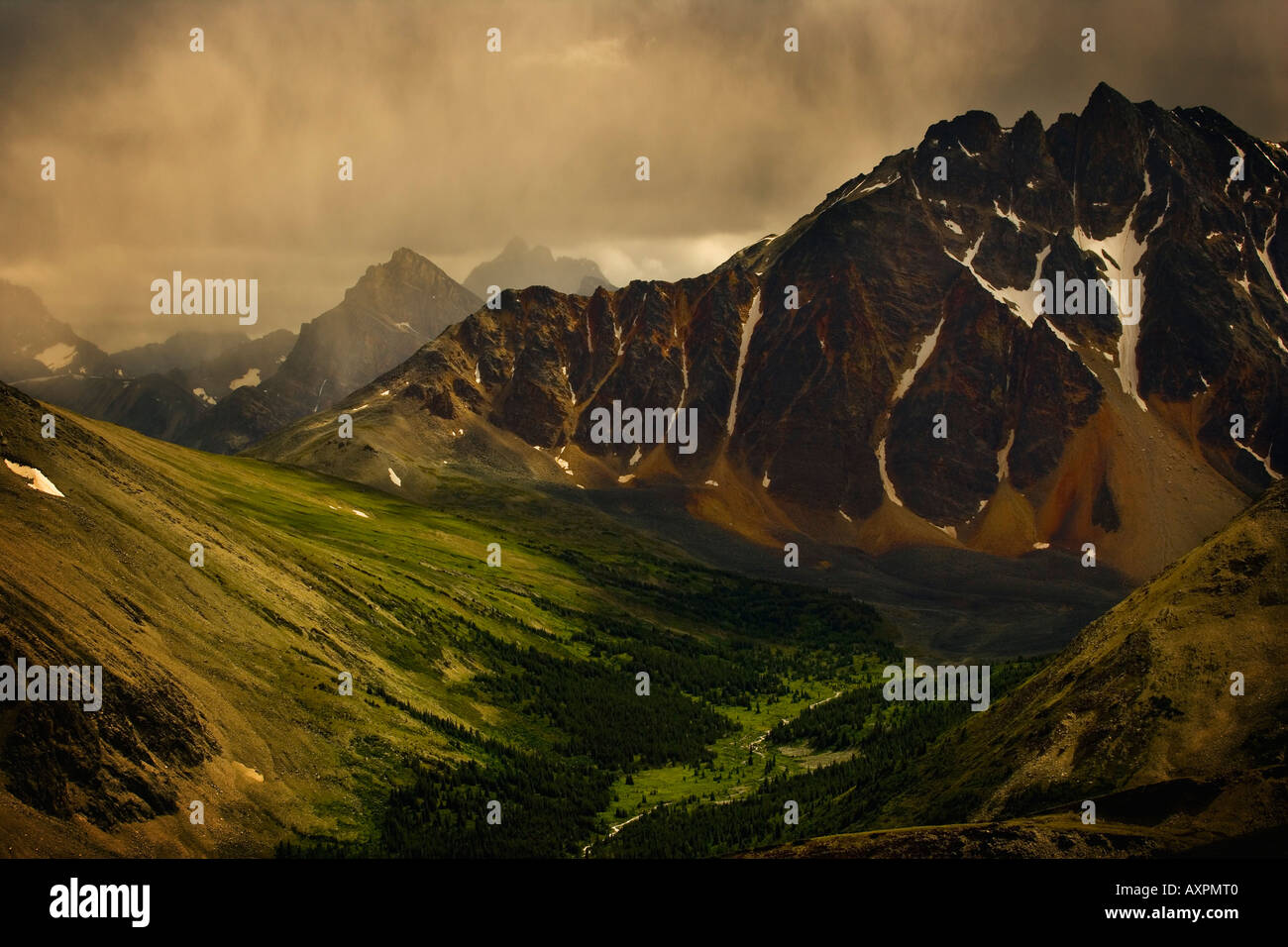 Gewitterwolken im Tal Stockfoto