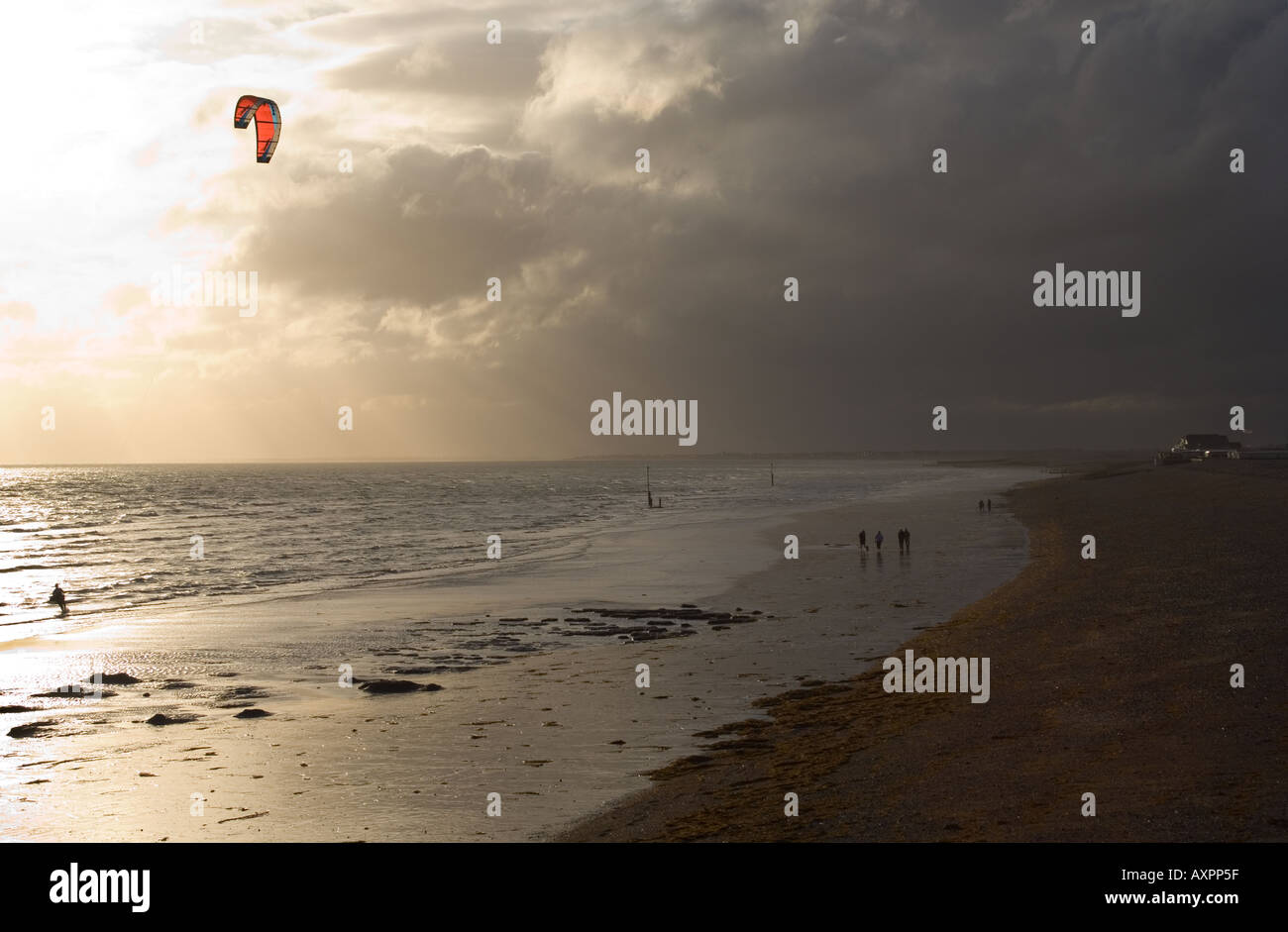 Europa-Großbritannien-England Sussex Selsey Bill Kitesurfen am Strand Stockfoto