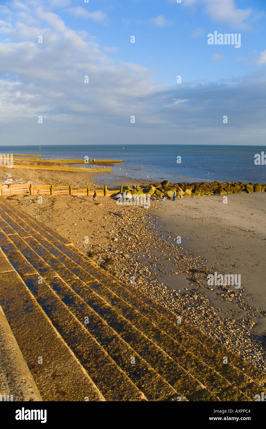 Europa-Großbritannien-England Sussex Selsey Bill Meer Verteidigung Schritte und Strand Stockfoto