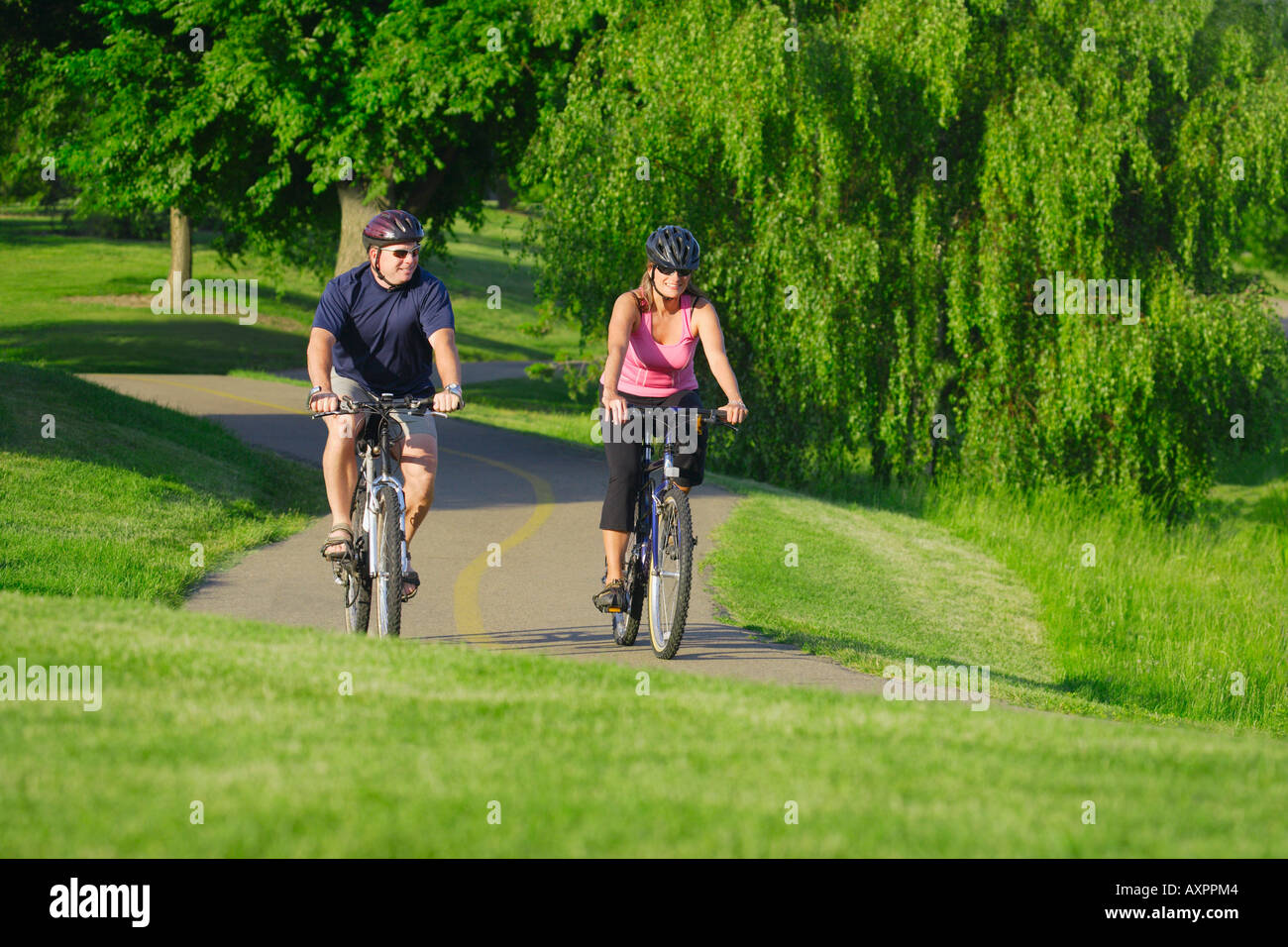 Paar, Radfahren durch den park Stockfoto