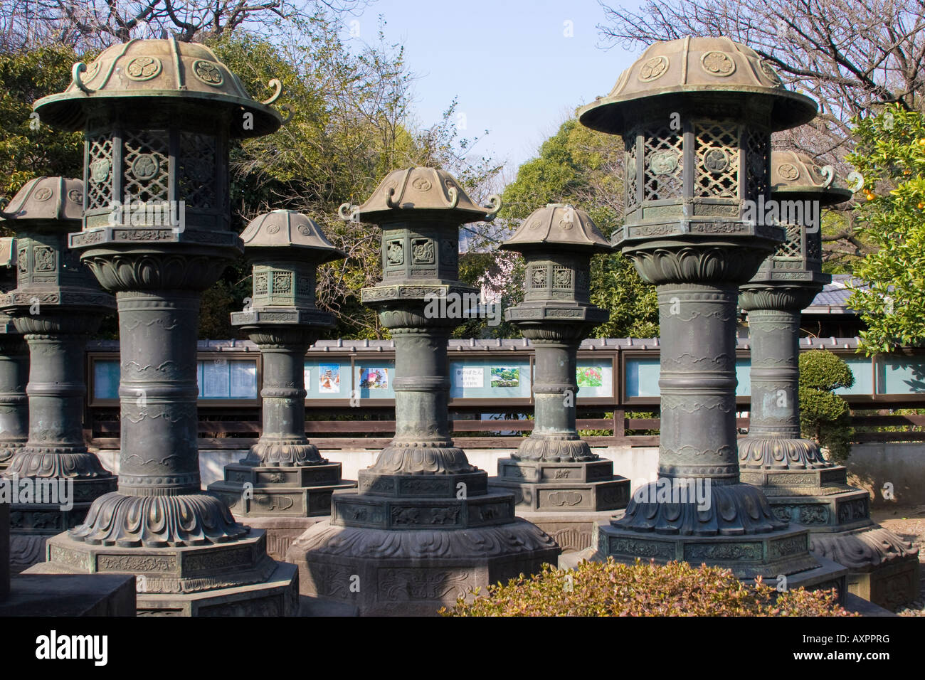 Große Kupfer Laternen am Tōshōgū-Schrein in Ueno-Park verwendet für religiöse Reinigungsritualen Tokio Japan Stockfoto
