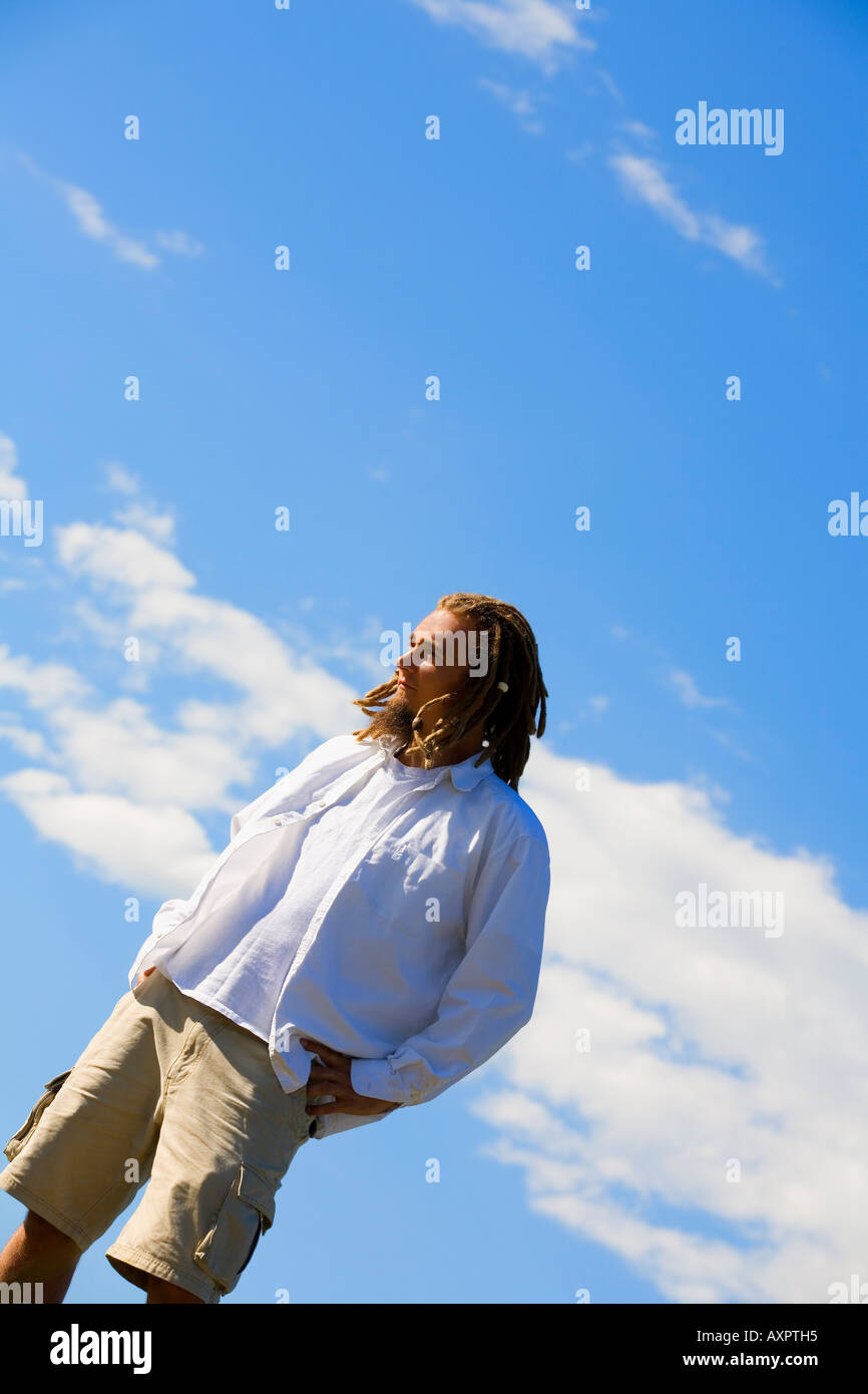 Mann, der draußen steht Stockfoto