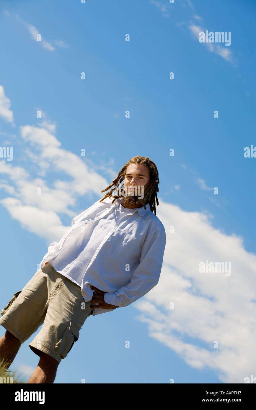 Mann, der draußen steht Stockfoto