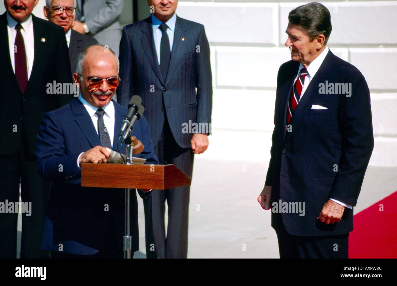 US-Präsident Ronald Reagan trifft König Hussein von Jordanien vor dem Weißen Haus 21. Dezember 1982 Washington DC USA Stockfoto