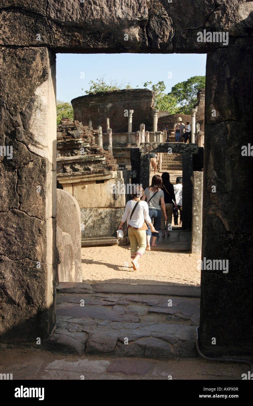 Touristen in der Ruinenstadt Polonnaruwa, mit Blick auf die Vatadage - Round House; Sri Lanka Stockfoto