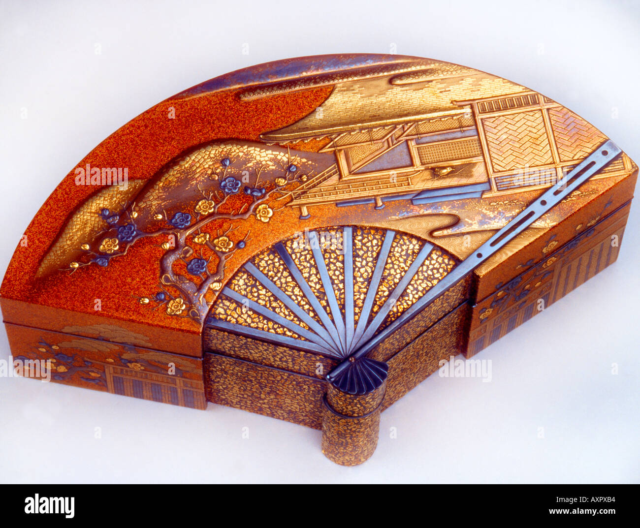 Ein Kobako (kleine Box) - In Form von Fan mit Sticks von Intarsien Silber dekoriert Deckel zeigt The Mansion & Gärten des Prinzen Genji Stockfoto