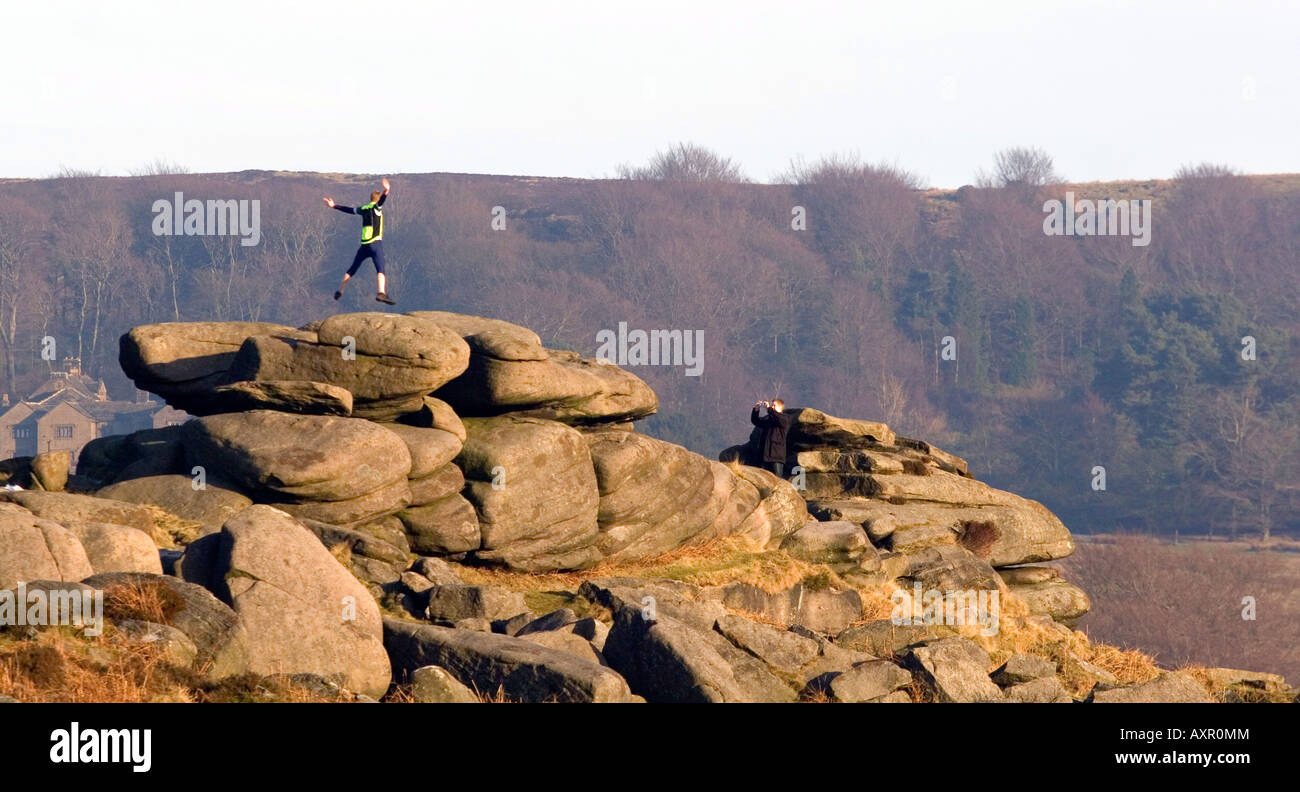 Springen auf Felsen in der Nähe von Sheffield und Hathersage in der Peak District National Park Stockfoto