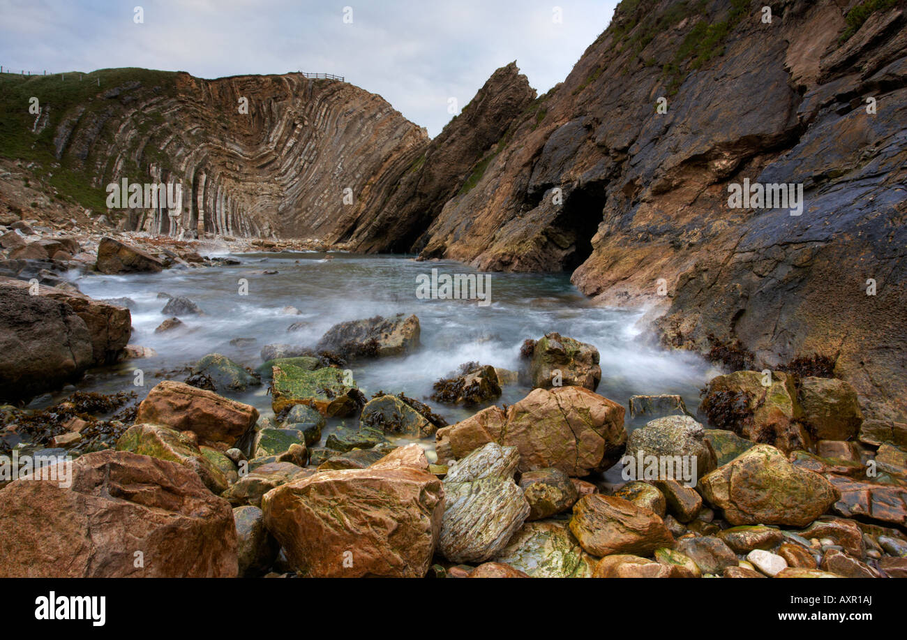 Eine Ansicht der Treppe Loch zeigt die gefalteten Gesteinsschichten auf Dorset' s Jurassic Coast Stockfoto