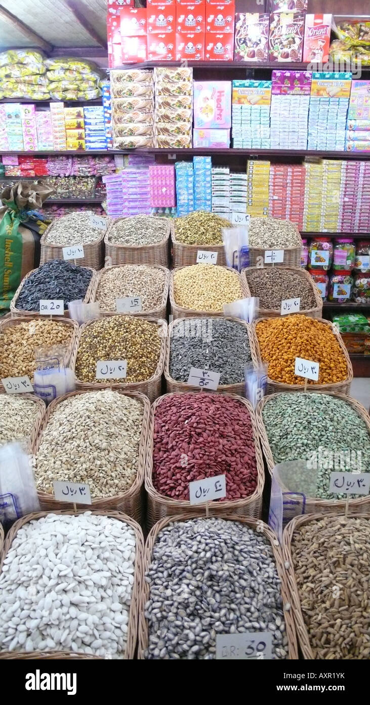 Getrocknete Lebensmittel-Shop in Souq Waqif, Doha, Katar Stockfotografie -  Alamy