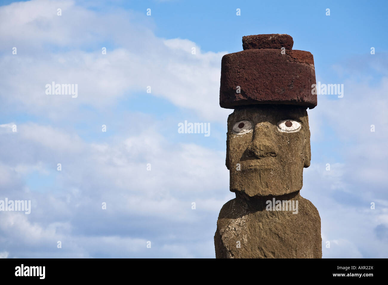 Ahu Ko Te Riku ist die einzige Moai mit restaurierten Korallen Augen Stockfoto