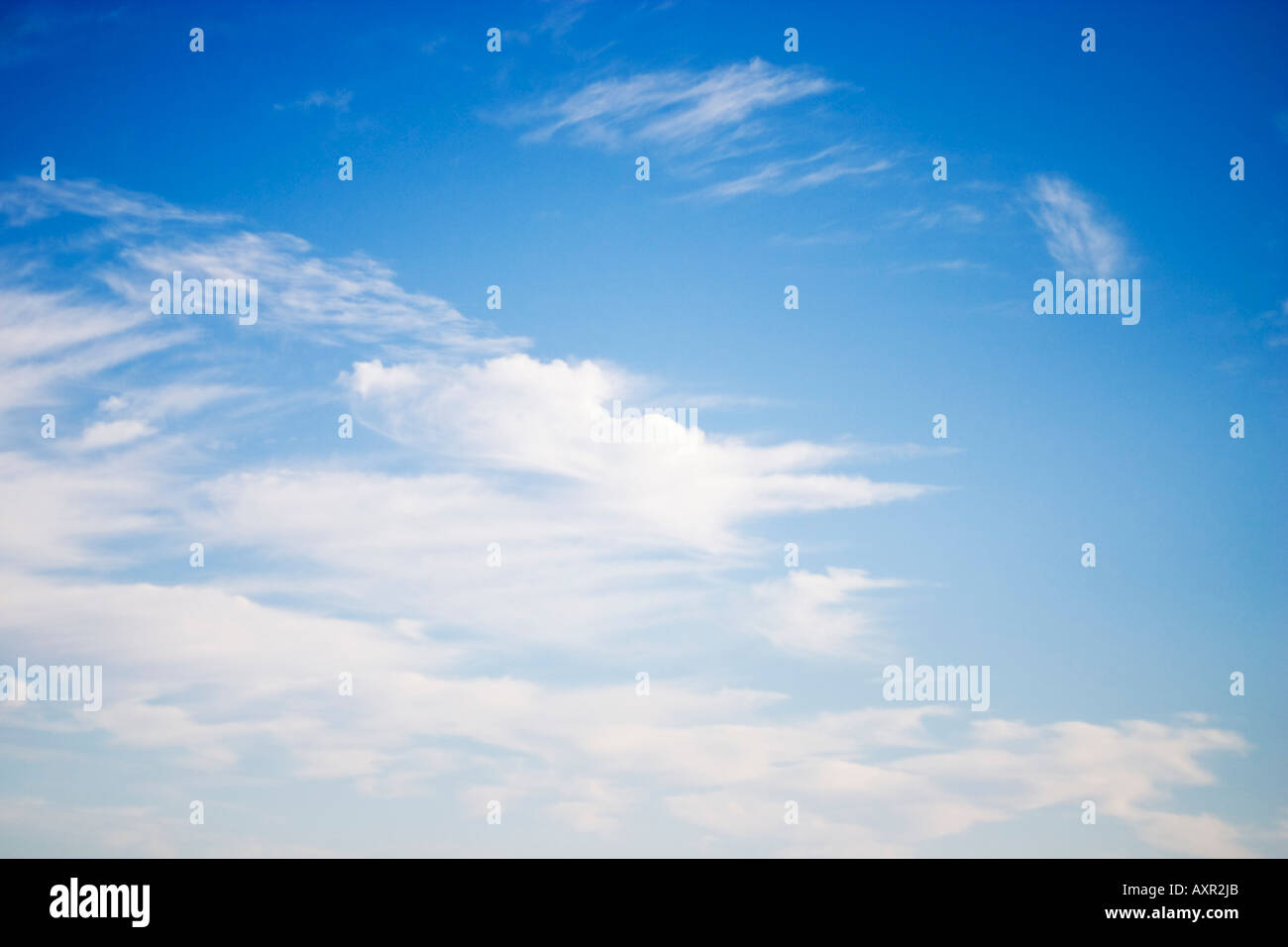 Weiße Wolken und blauer Himmel Stockfoto