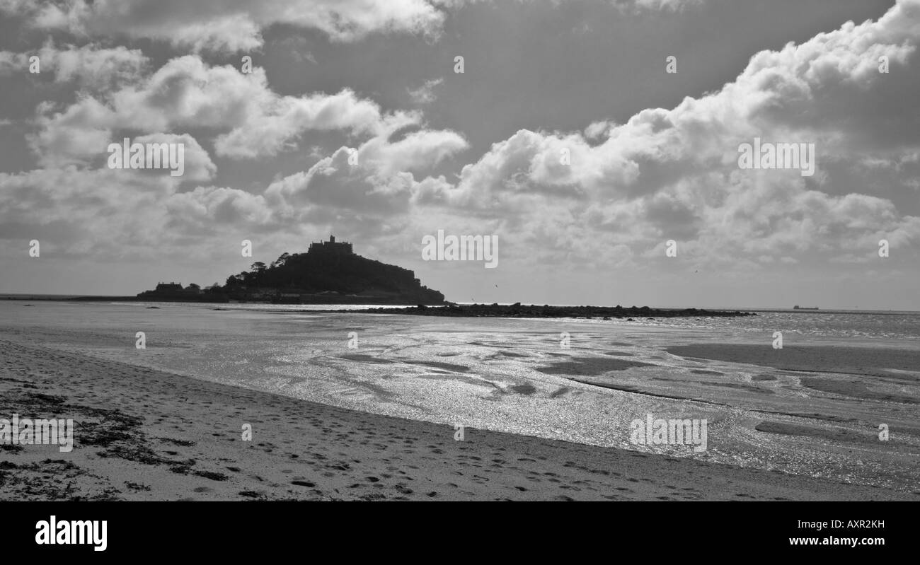 St. Michaels Mount, Marazion, Mounts Bay, Cornwall, schwarz und weiß Stockfoto