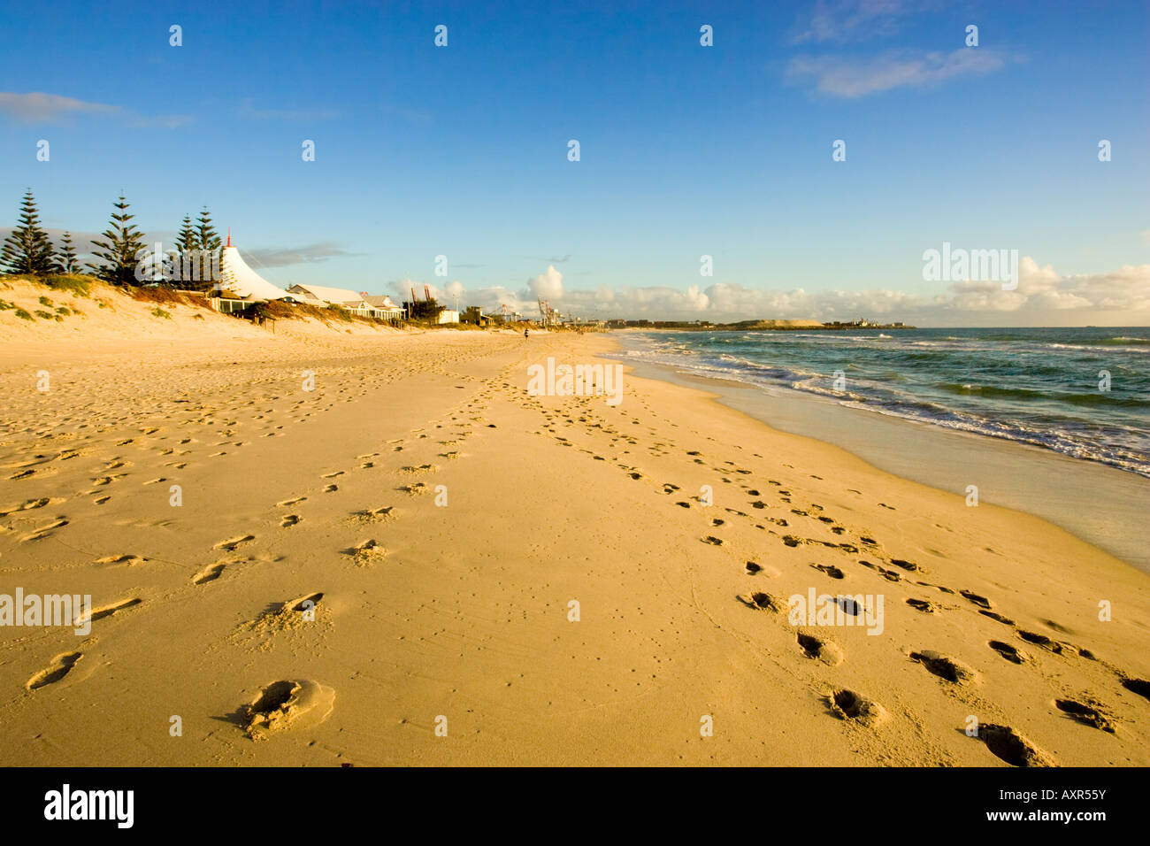 Leighton-Strand in der späten Abendsonne, North Fremantle, Perth, Western Australia. Stockfoto