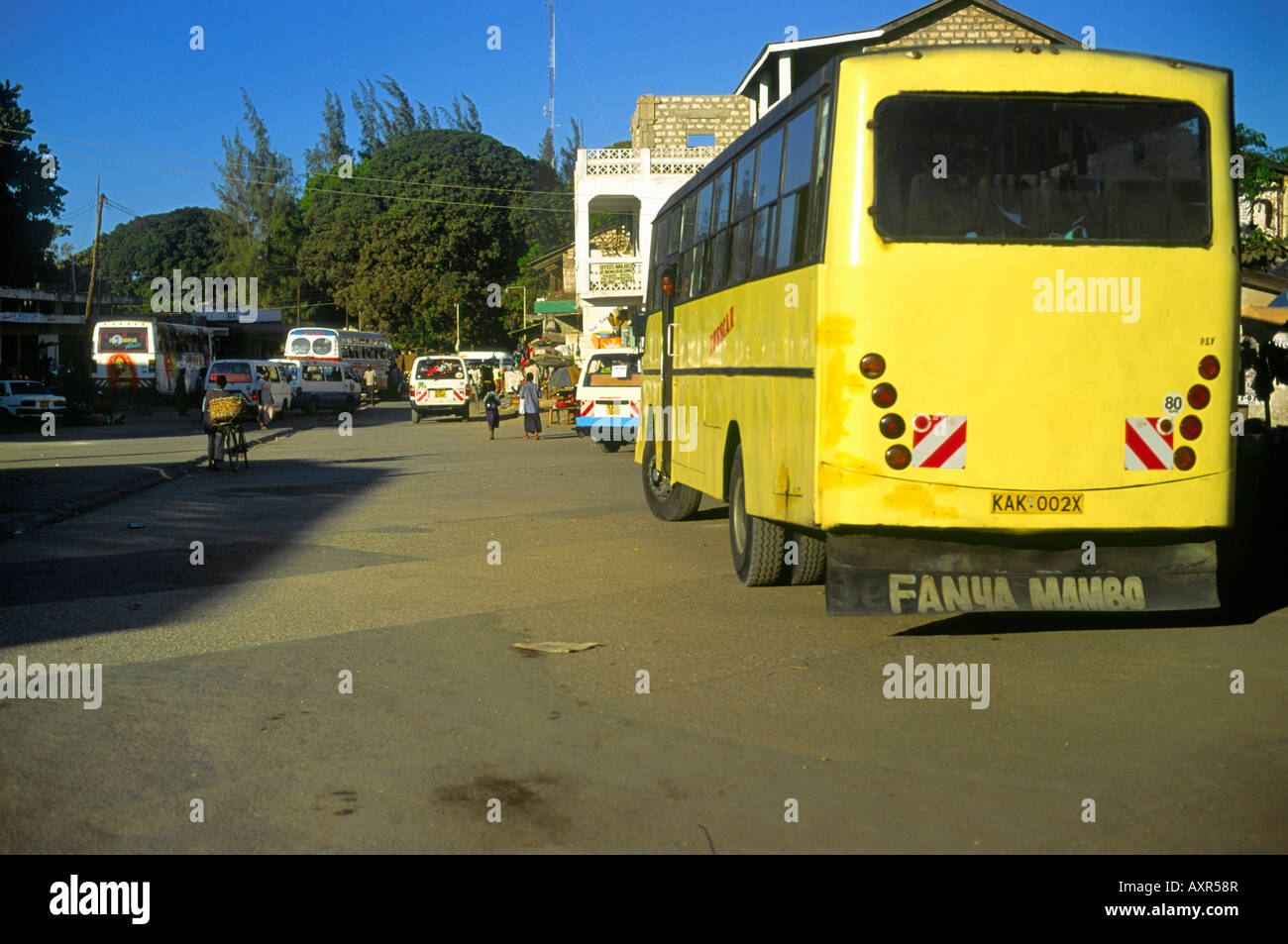 Warten auf den Bus zu verlassen, Malindi, Kenia Stockfoto