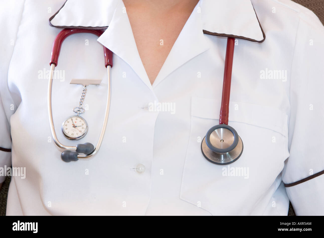 Eine Krankenschwester, eine Taschenuhr und ein Stethoskop um den Hals tragen Stockfoto