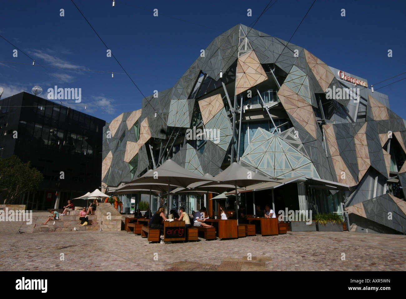 moderne architektonisch gestaltete Gebäude Federation Square Melbourne Stockfoto