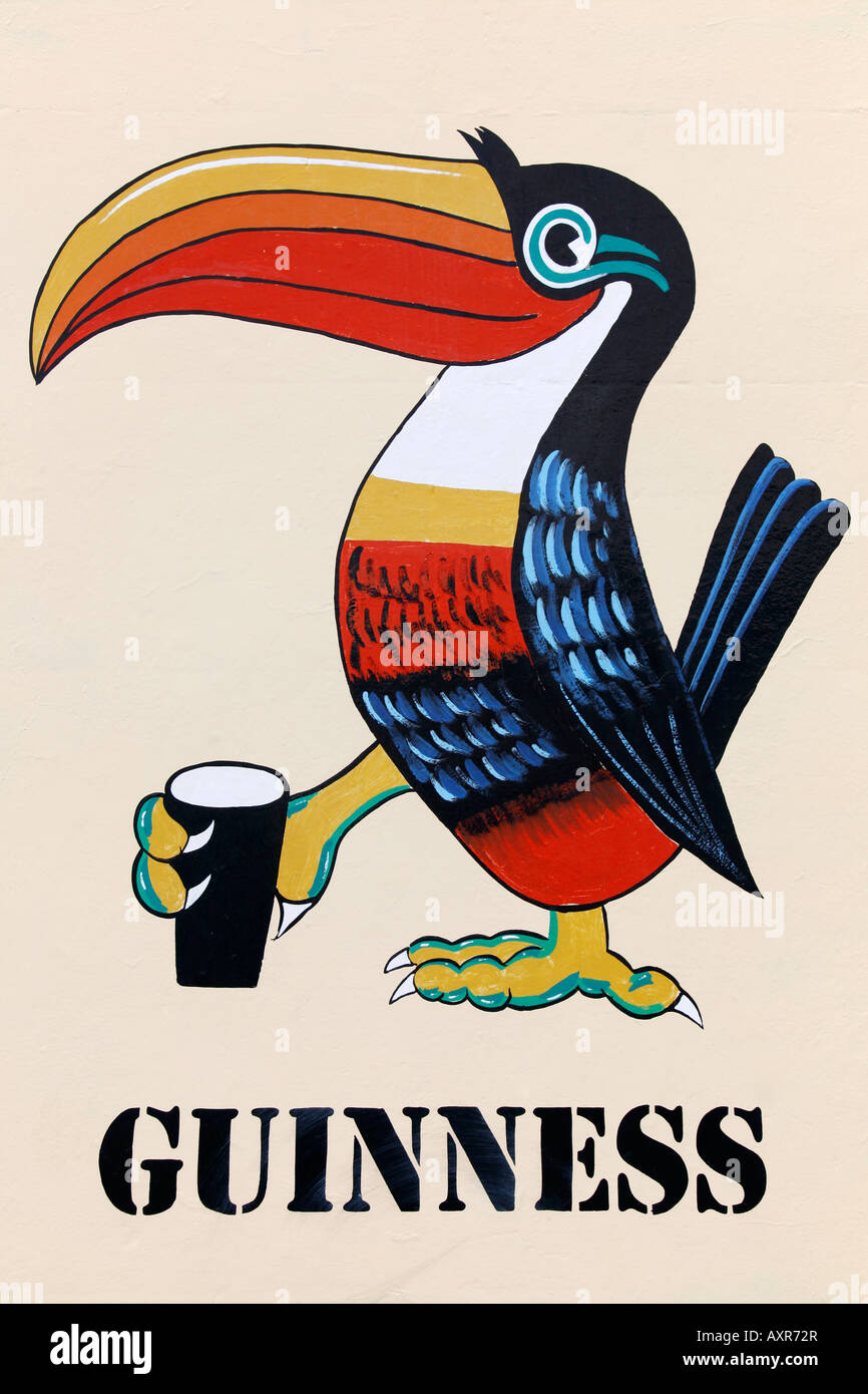 Guinness Tukan an der Wand einer Kneipe in Clifden Stockfoto